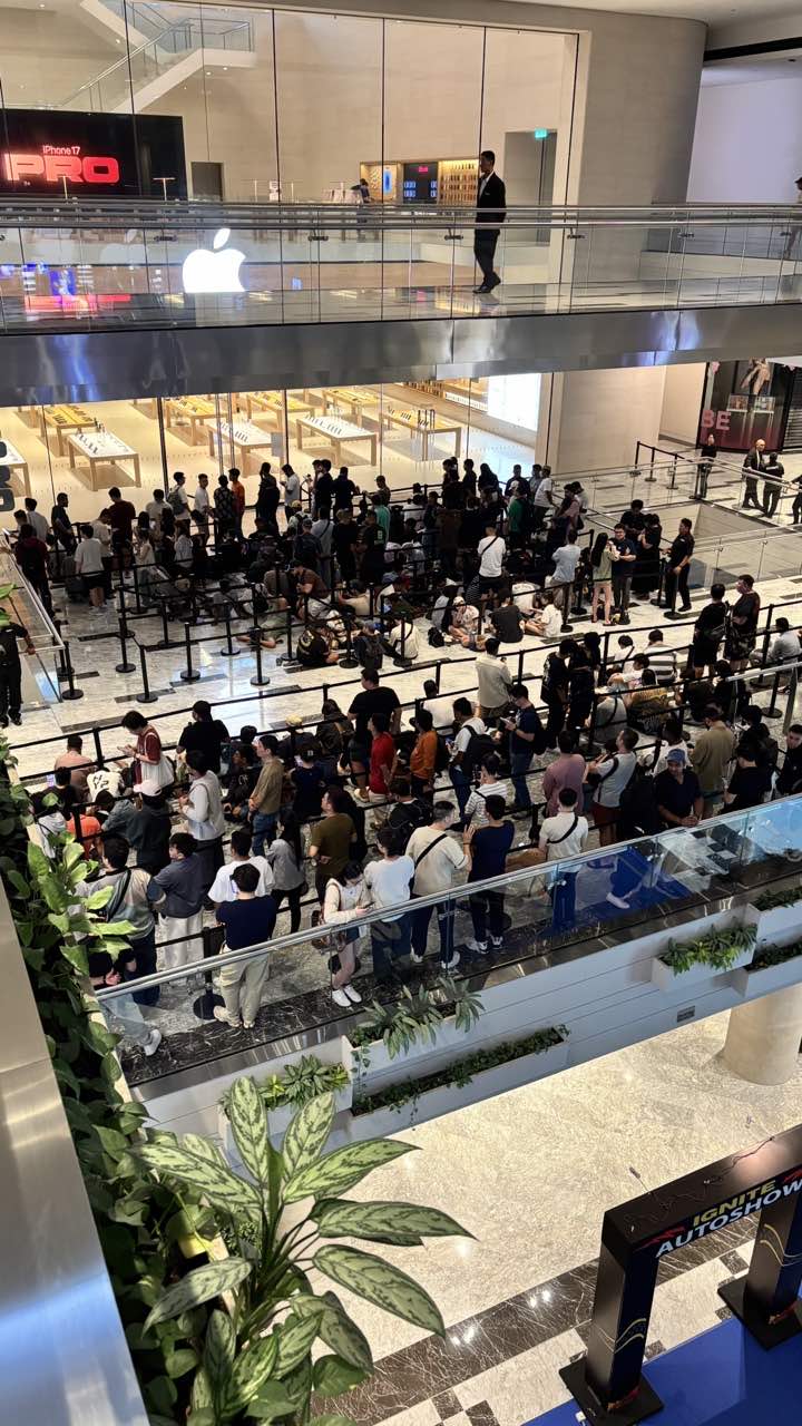 Queue At Apple Store TRX