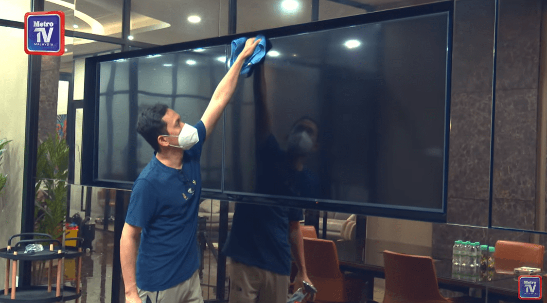 Raja Mohd Zulfadli cleaning the TV