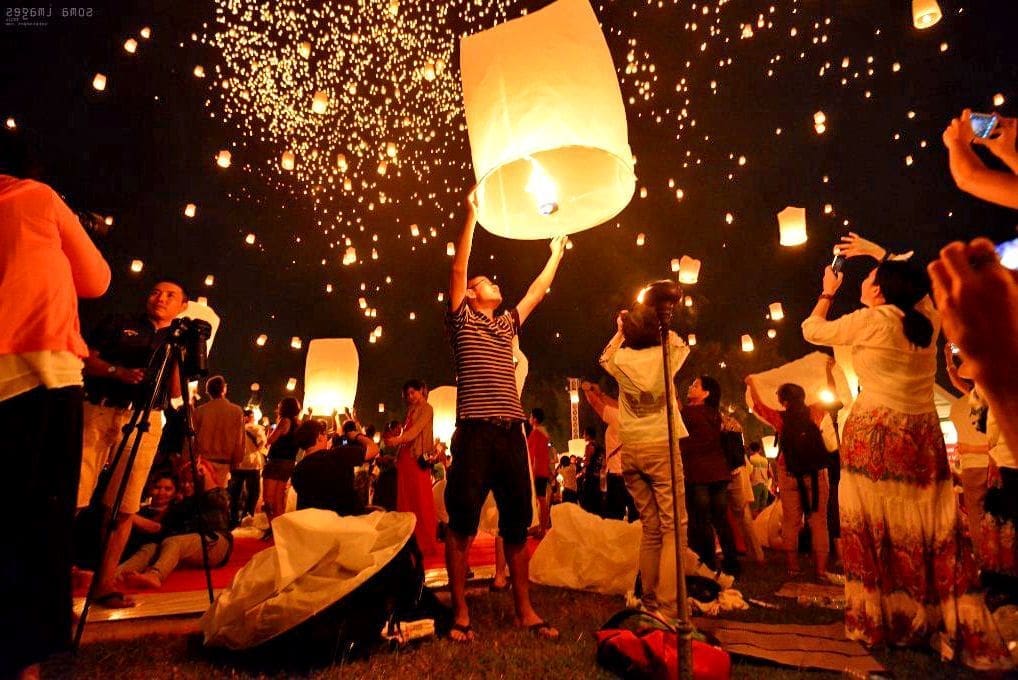 PDRM Officer Tramples Kongming Lantern To Stop It From Flying During Mid-Autumn Festival