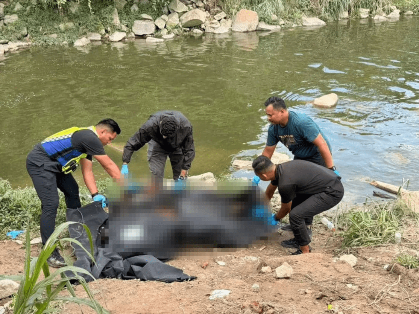 Rescuers pulling decomposed body from Klang River