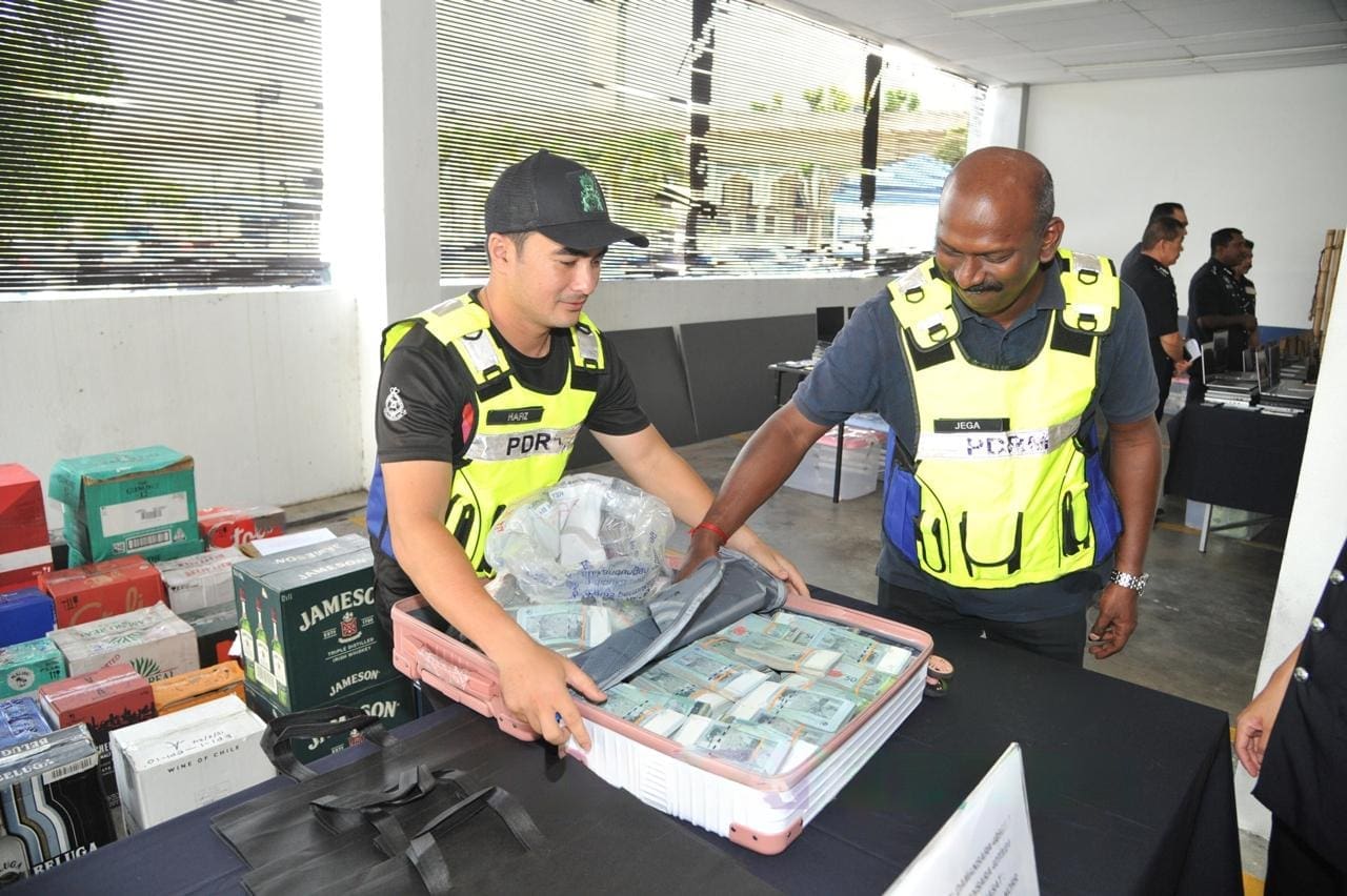 M'sian police inspecting suitcase