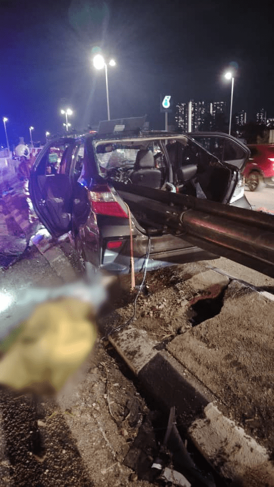 Road divider impales Perodua Bezza in Puchong