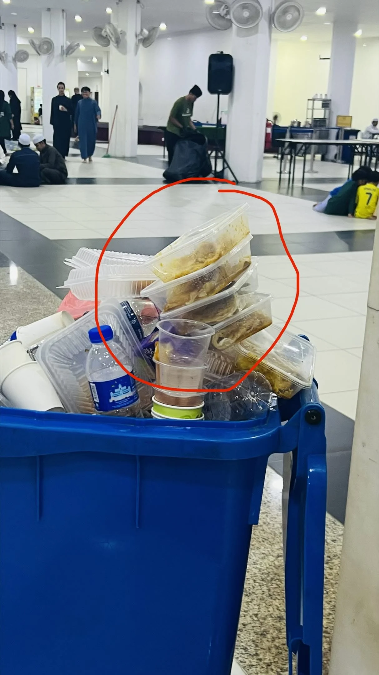 Roti canai in mosque trash (1)