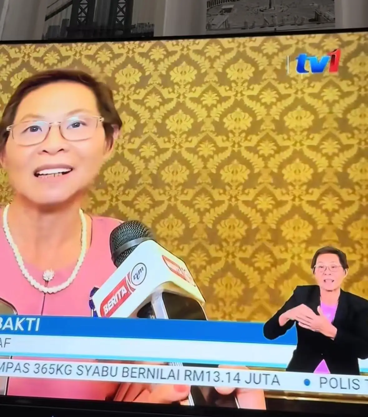 RTM’s Beloved Sign Language Interpreter Tan Lee Bee Honoured With National Award