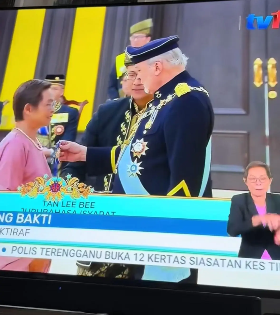 RTM’s Beloved Sign Language Interpreter Tan Lee Bee Honoured With National Award