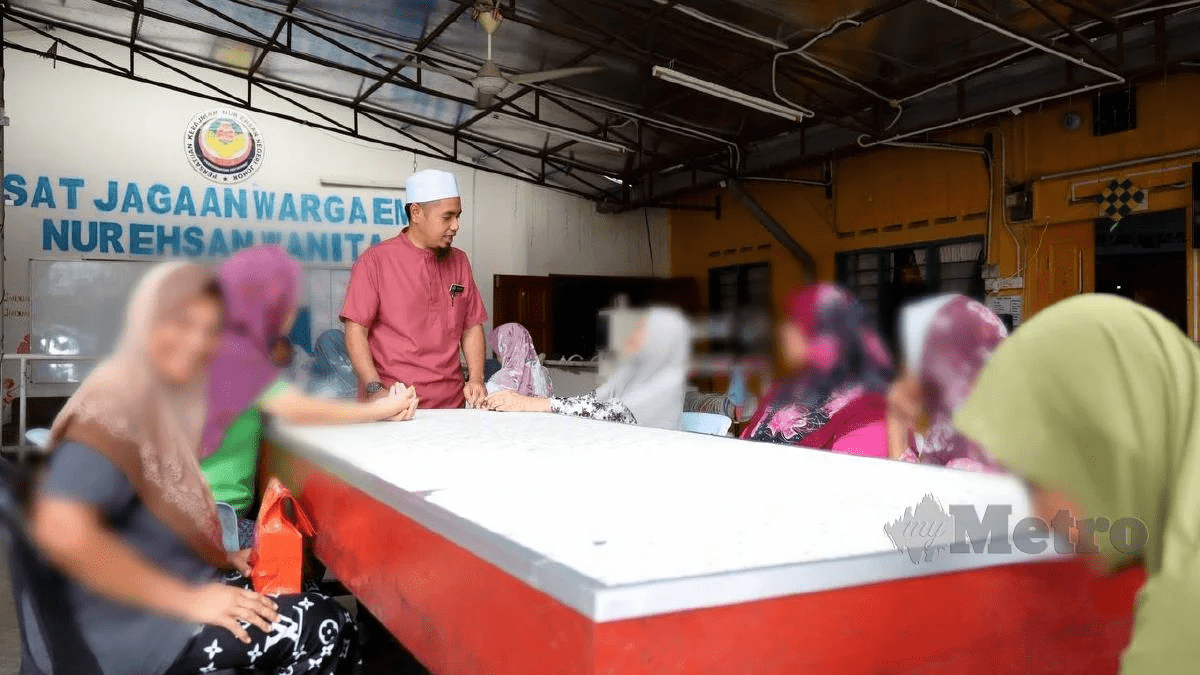 Saifullah interacting with elderly women at old folks' home