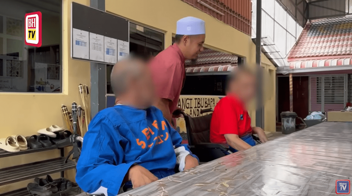 Saifullah talking to residents at old folks' home