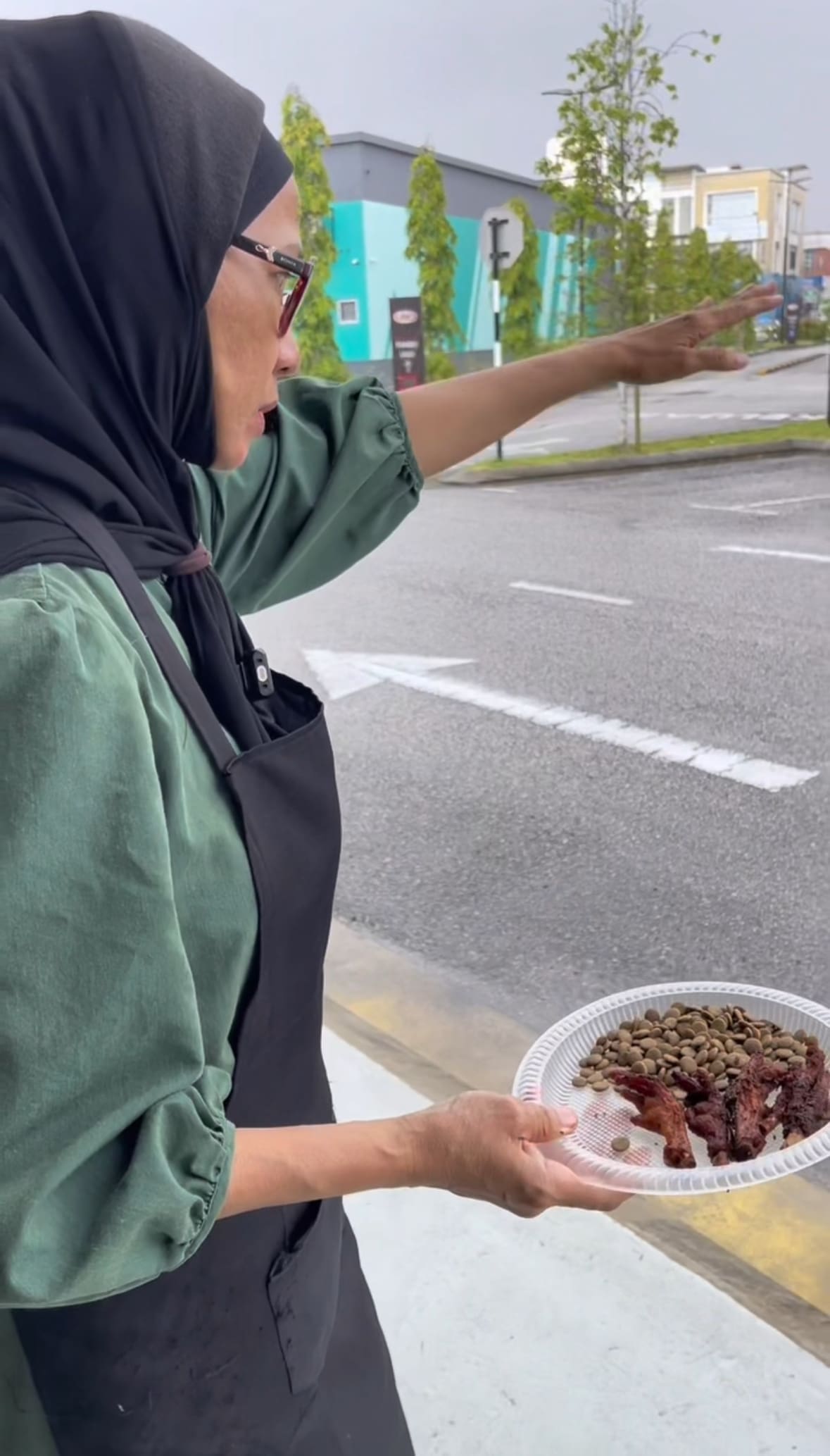 salai star owner calls stray dog to feed