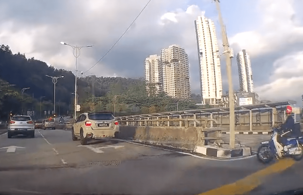 M'sian Food Delivery Rider Shows Middle Finger To Driver Who Honked At Him For Running A Red Light