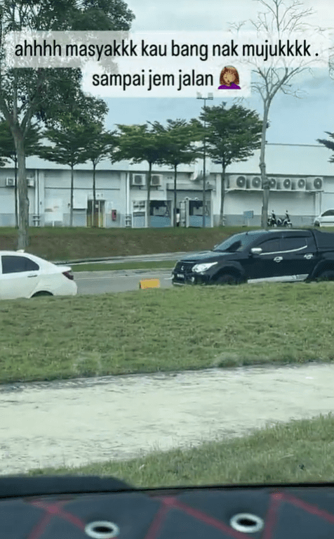 Cars caught in 'traffic jam' due to couple's argument in JB