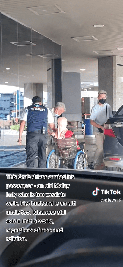 M’sian Grab Driver Assists Elderly Woman, Gets Praised By Netizens