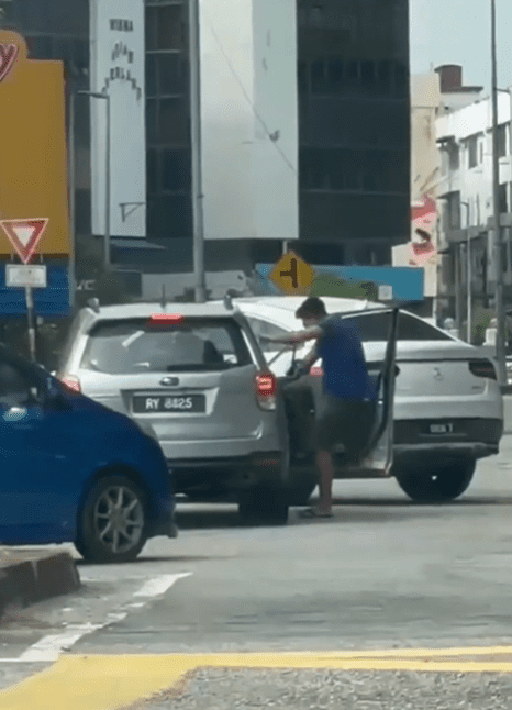 67yo M'sian Doctor Gets Violently Attacked By Car Driver Who Crashed Into Him 