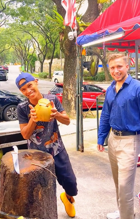 Mat Salleh Tries To Open Coconut With His Teeth In M'sia But Ends Up Cracking It