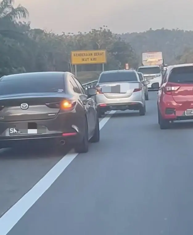 ‘Serves Him Right!’- Netizens Praise Bezza Driver For Blocking SG-Registered Car From Cutting Queue 