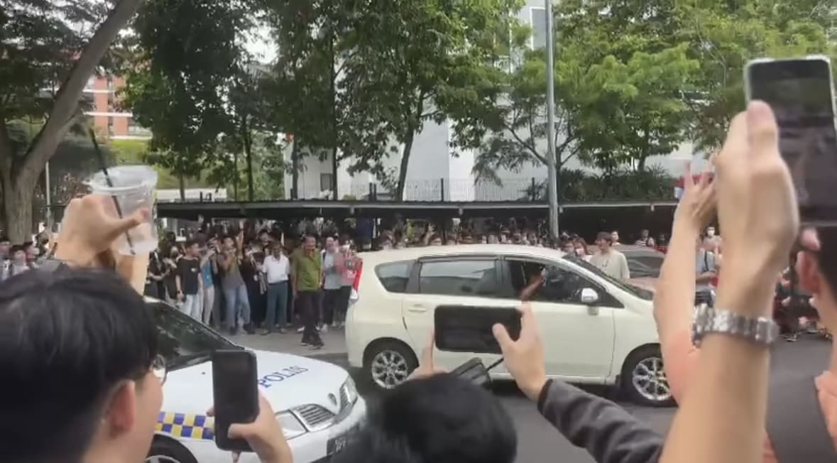 Sg Long Woman Snatch Phone and throw money at police 2