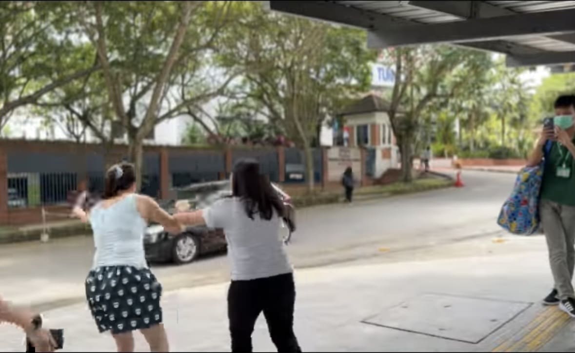 Sg Long Woman Snatch Phone and throw money at police 4