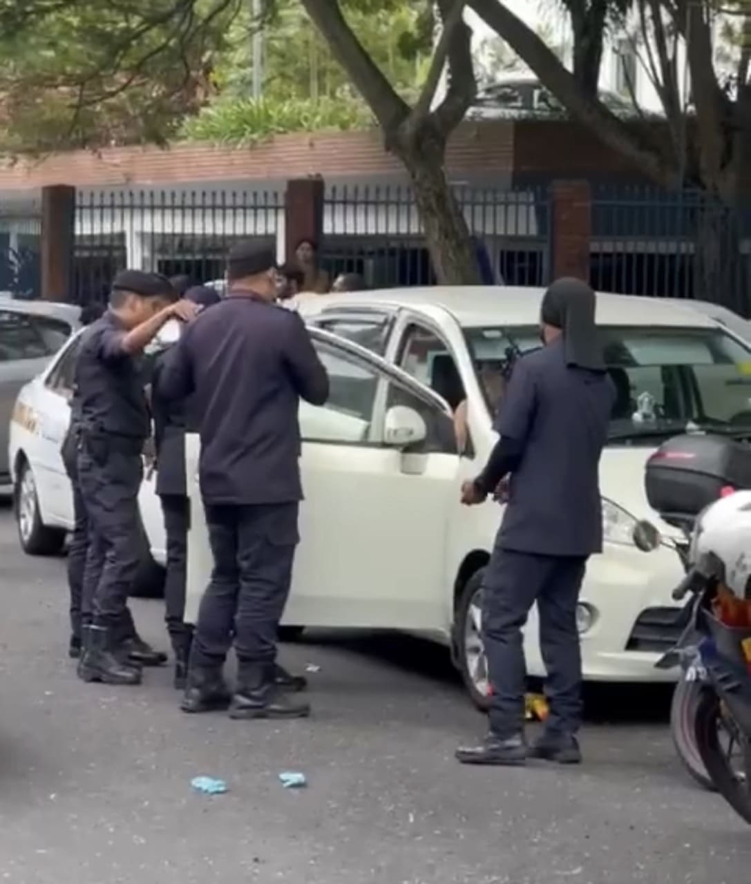 Sg Long Woman Snatch Phone and throw money at police 5