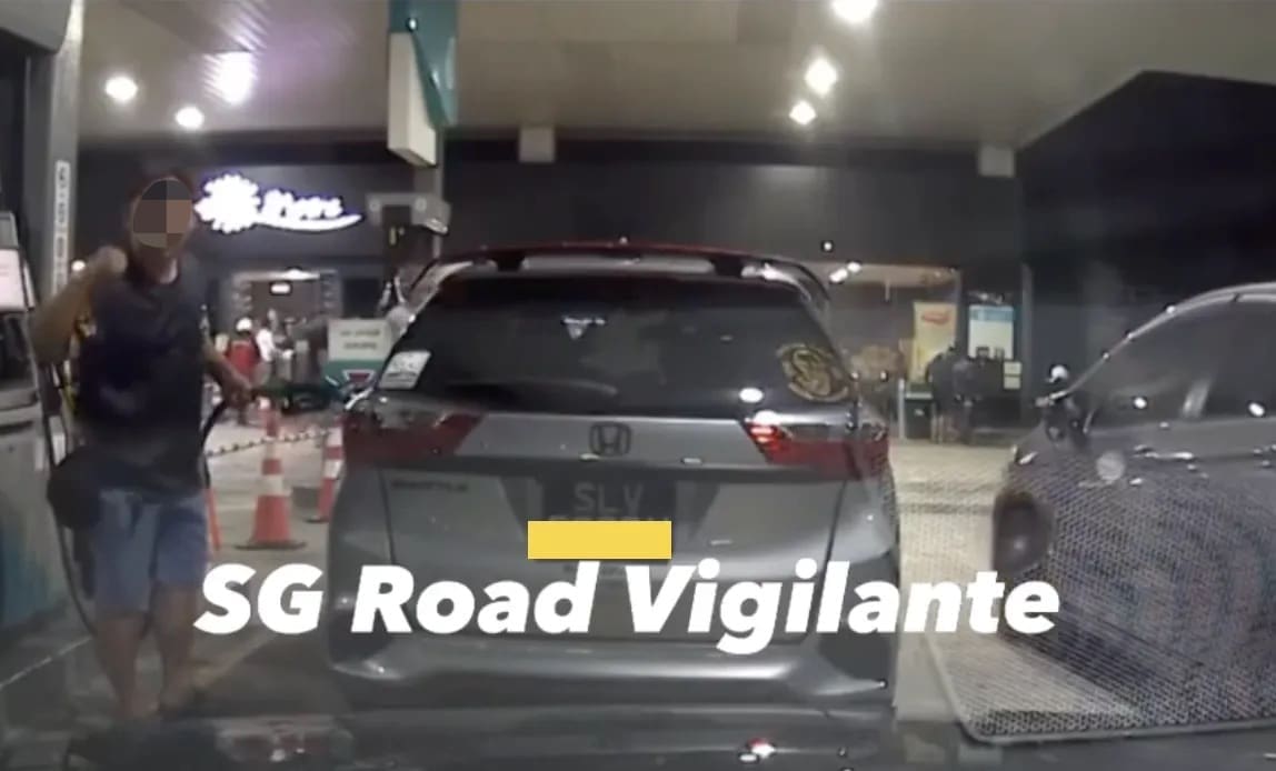 SG man pumps petrol_04