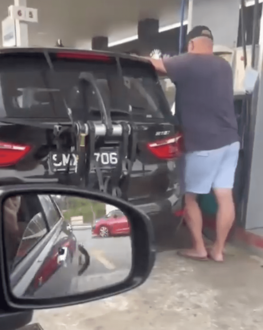SG man pumps RON95 in Malaysia1