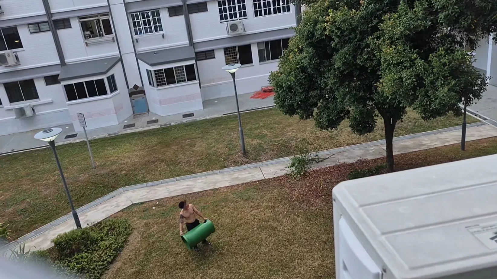 SG man uses bin lid to 'free' iPhone (1)