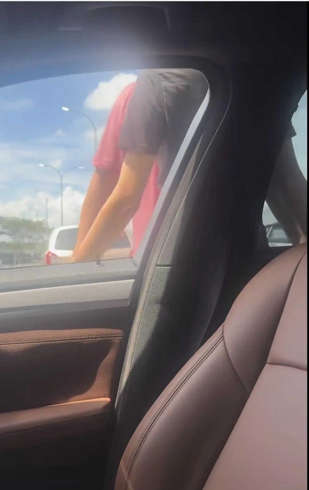 SG-Registered Car driver argue with M'sian man 01