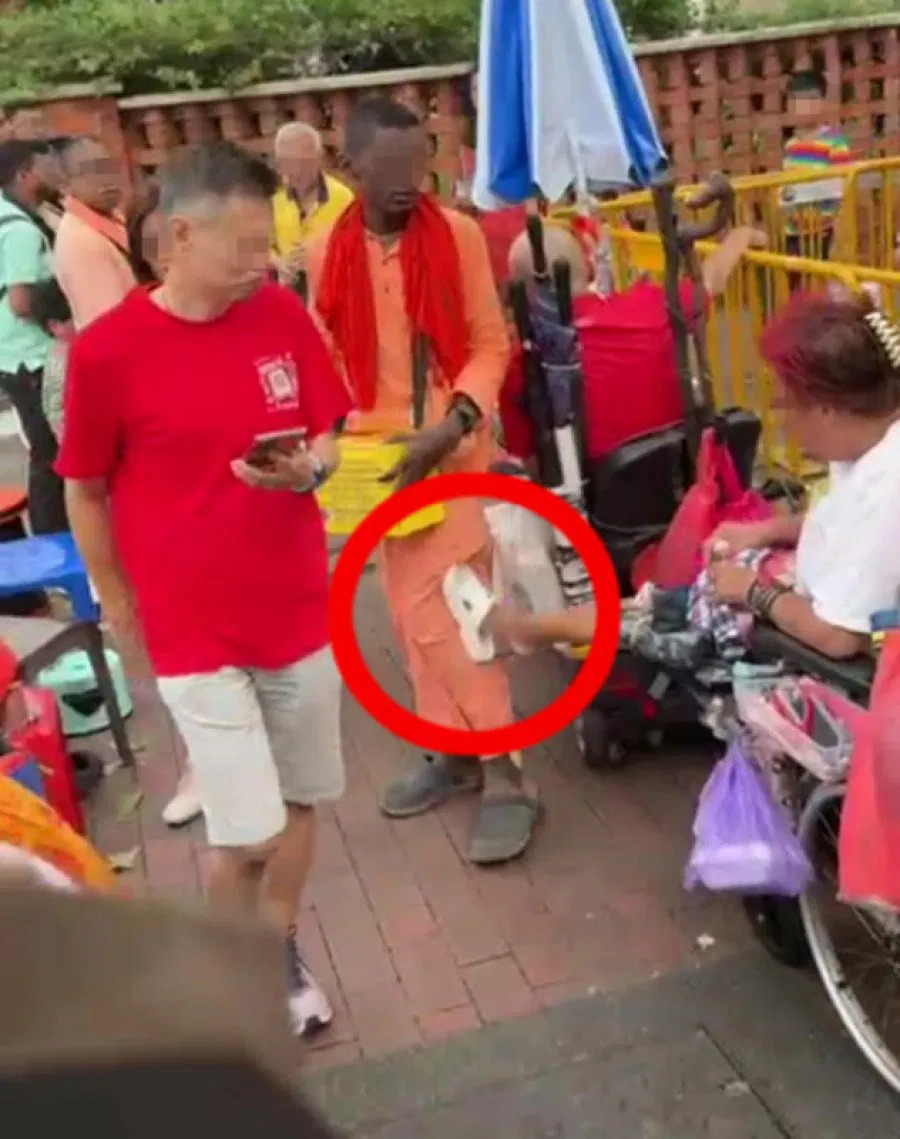 SG Tissue Paper Vendors Kick & Threaten To Splash Urine At Monks Who ‘Choped’ Her Seat Outside Temple 05