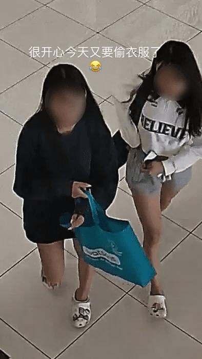 SG woman carrying bag to steal clothes