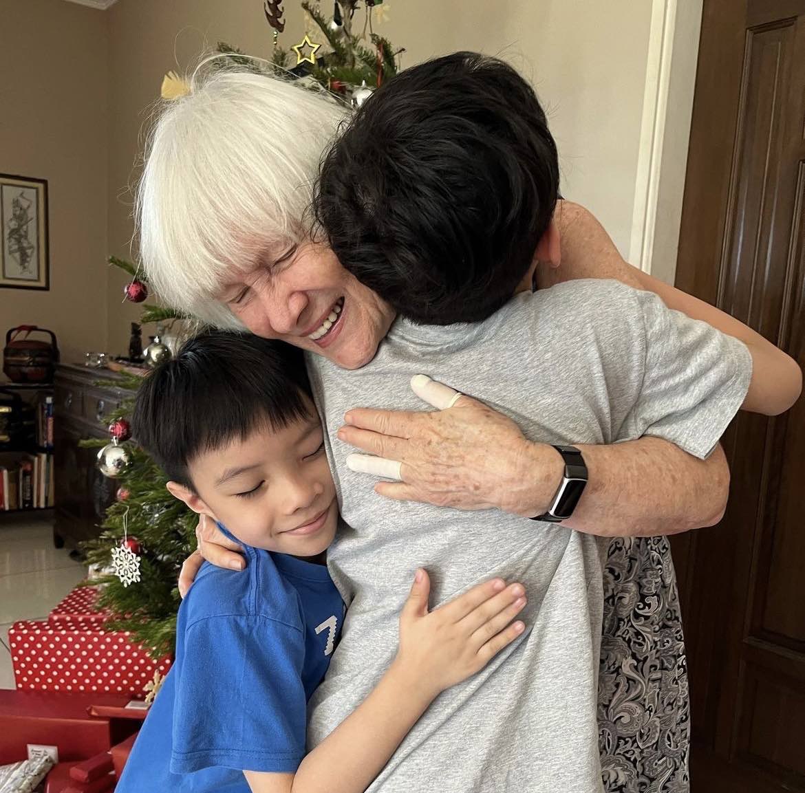 Sheahnee Iman Lee's mum hugging family members