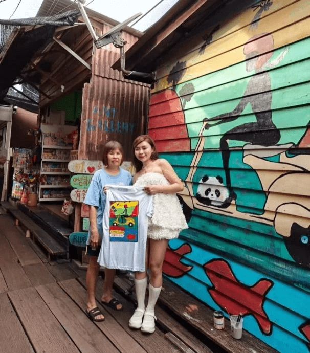 Shen posing with Chew's sister at Chew Jetty mural