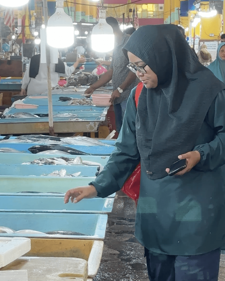 Since My Spouse Fell Ill, I Walk 3KM Daily To Pasar Borong To Carry Groceries & Shop For Others To Feed Our Kids