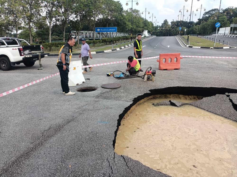 Sinkhole at KLIA's Bunga Raya Complex