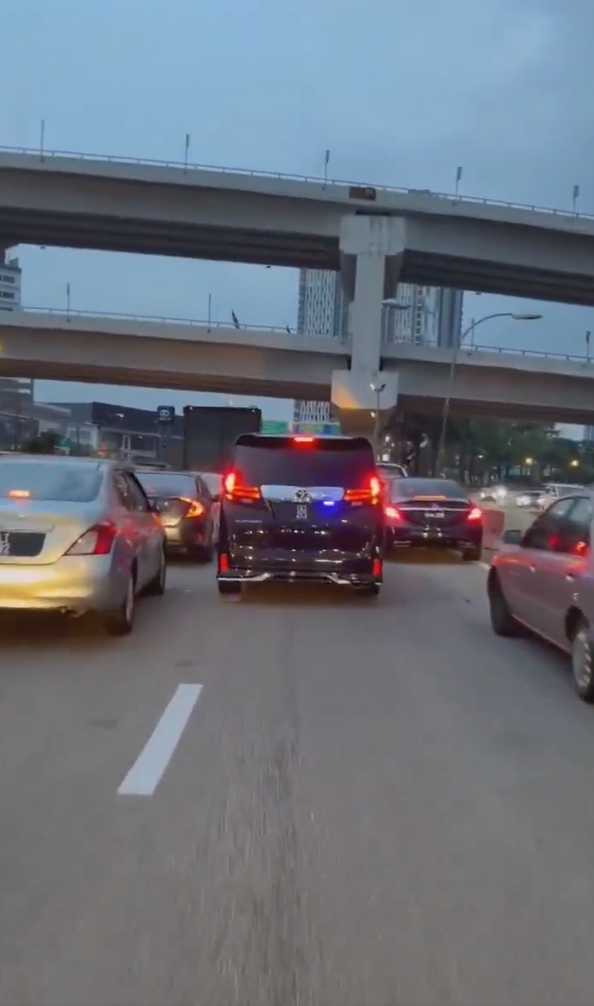 [video] vellfire uses police siren to skip jam, netizens demand stern action be taken
