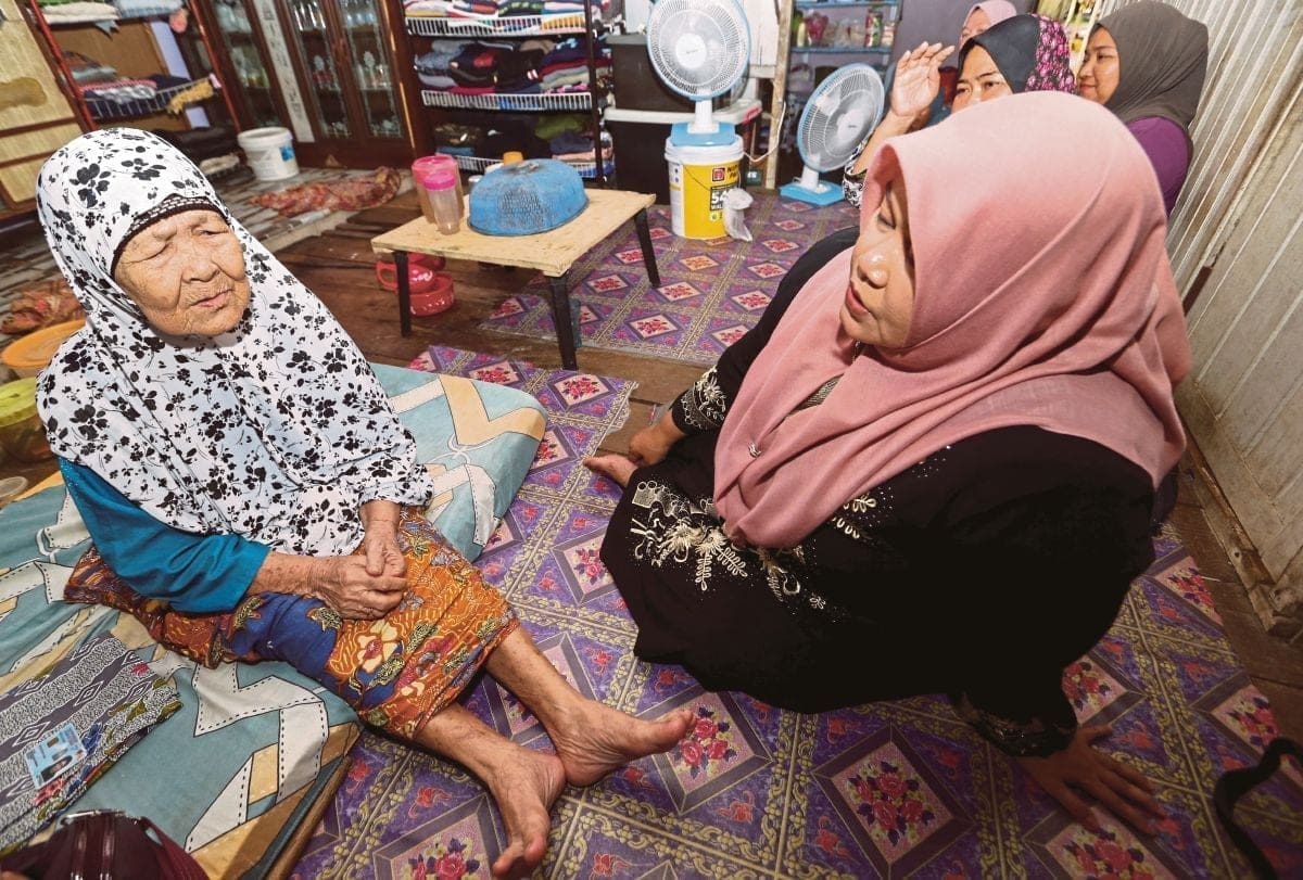 112yo M'sian Grandma talking to another woman at her house.
