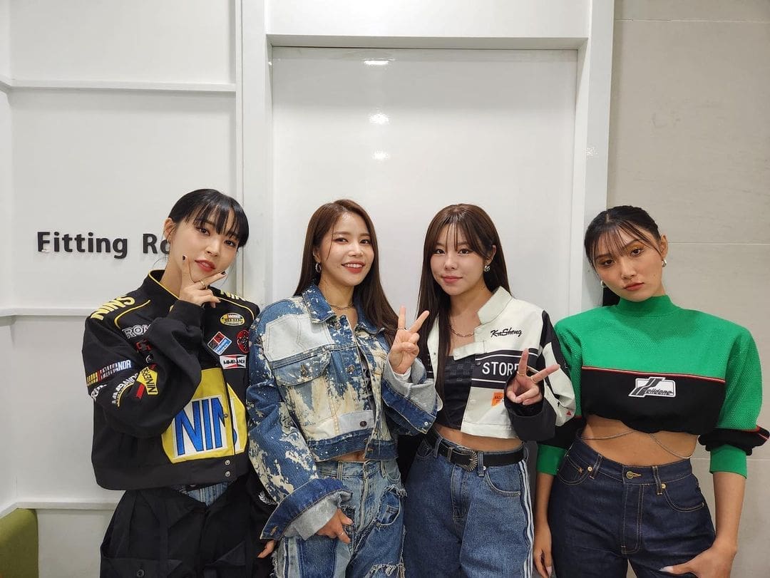 MAMAMOO after a music show behind the stage