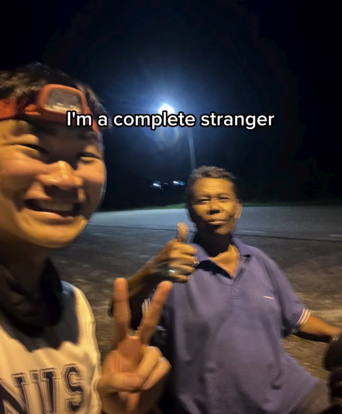 S’porean Cyclist Walks 3km After Tyre Bursts Twice, M’sians Step In & Help Without Hesitation