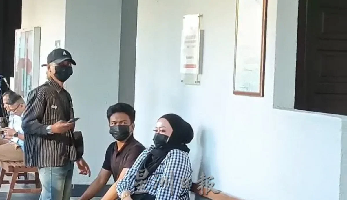 S'porean fined for throwing cigarette butt (1)