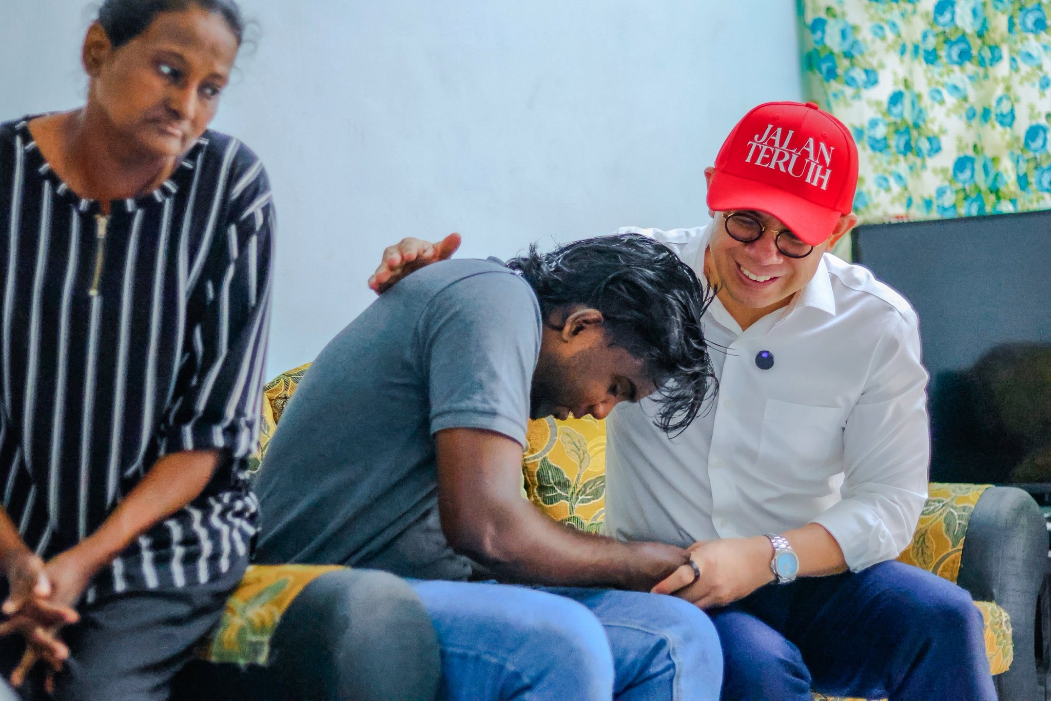 steven giving help to msian student