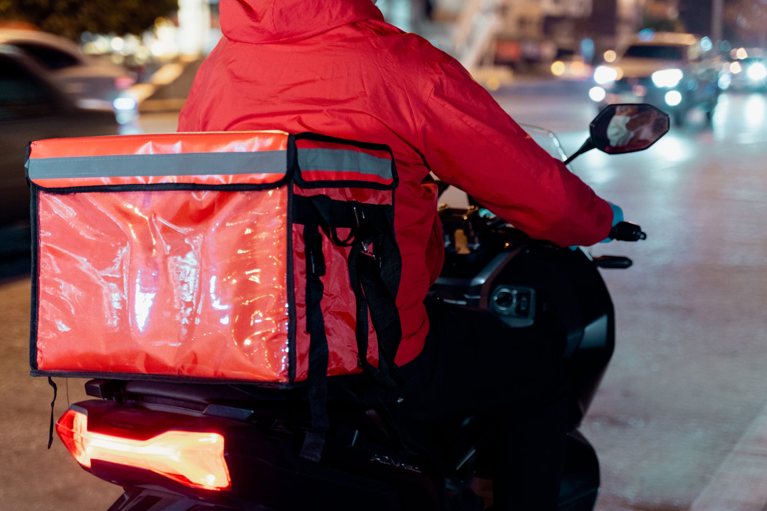 Rude Customer Tosses Cash At M'sian Delivery Rider To Avoid Getting His Hands Wet From The Rain