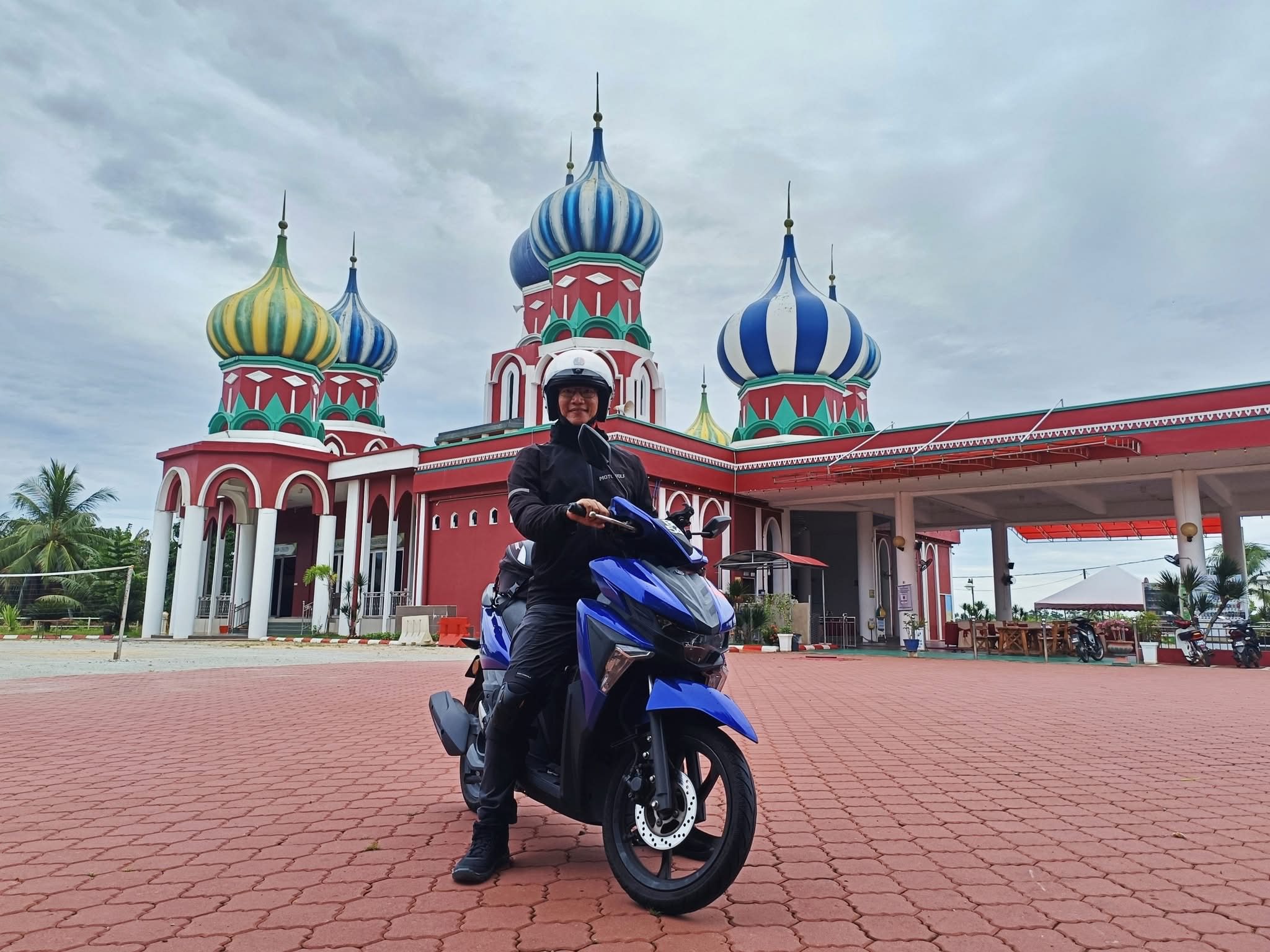 Taiwanese Teacher Rides 2,640KM Alone Through 6 States On Scooter, Says It Was Malaysians’ Kindness He’ll Remember Most