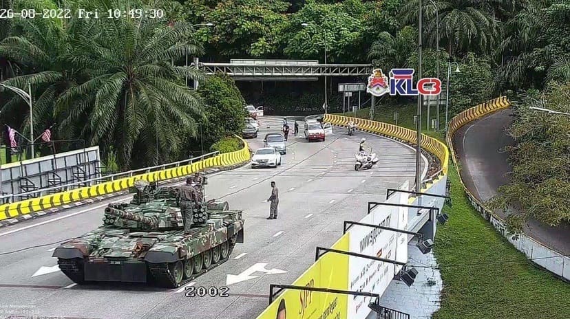Army Tank Breaks Down In The Middle Of The Road In KL, Leaves M'sians Frustrated