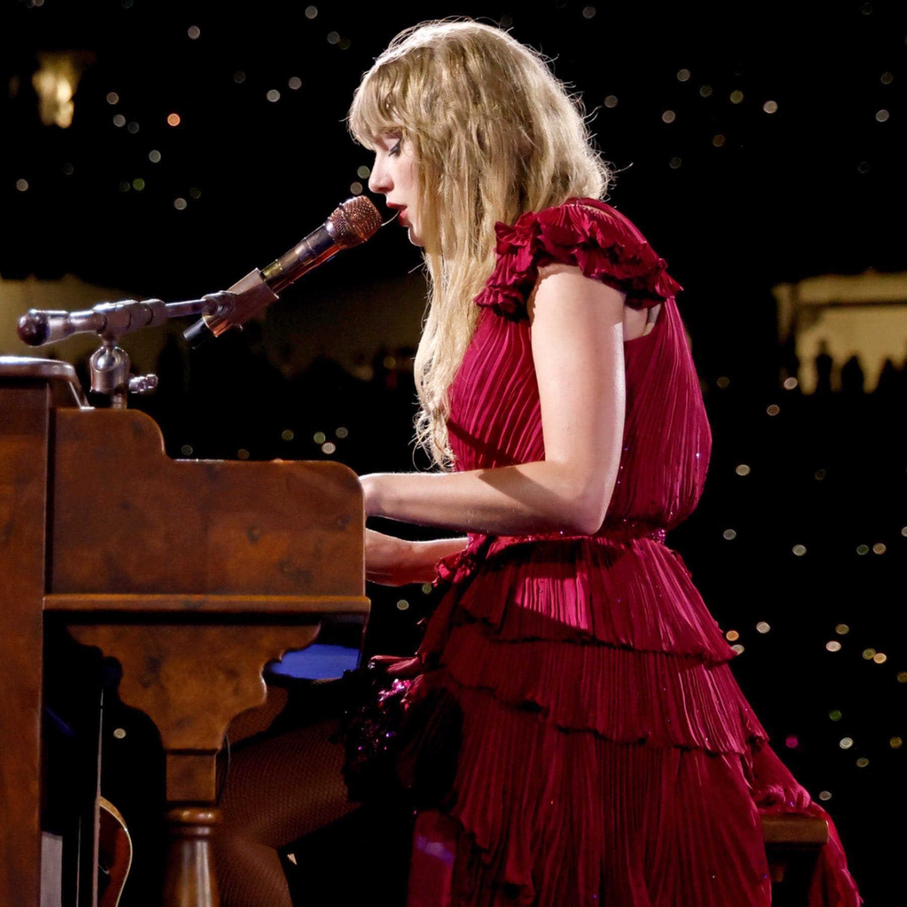 Taylor Swift performing in Singapore