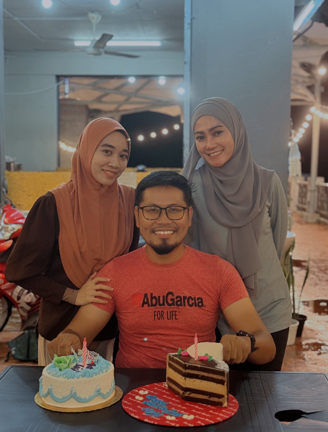 T'gganu man with his 2 wives (3)