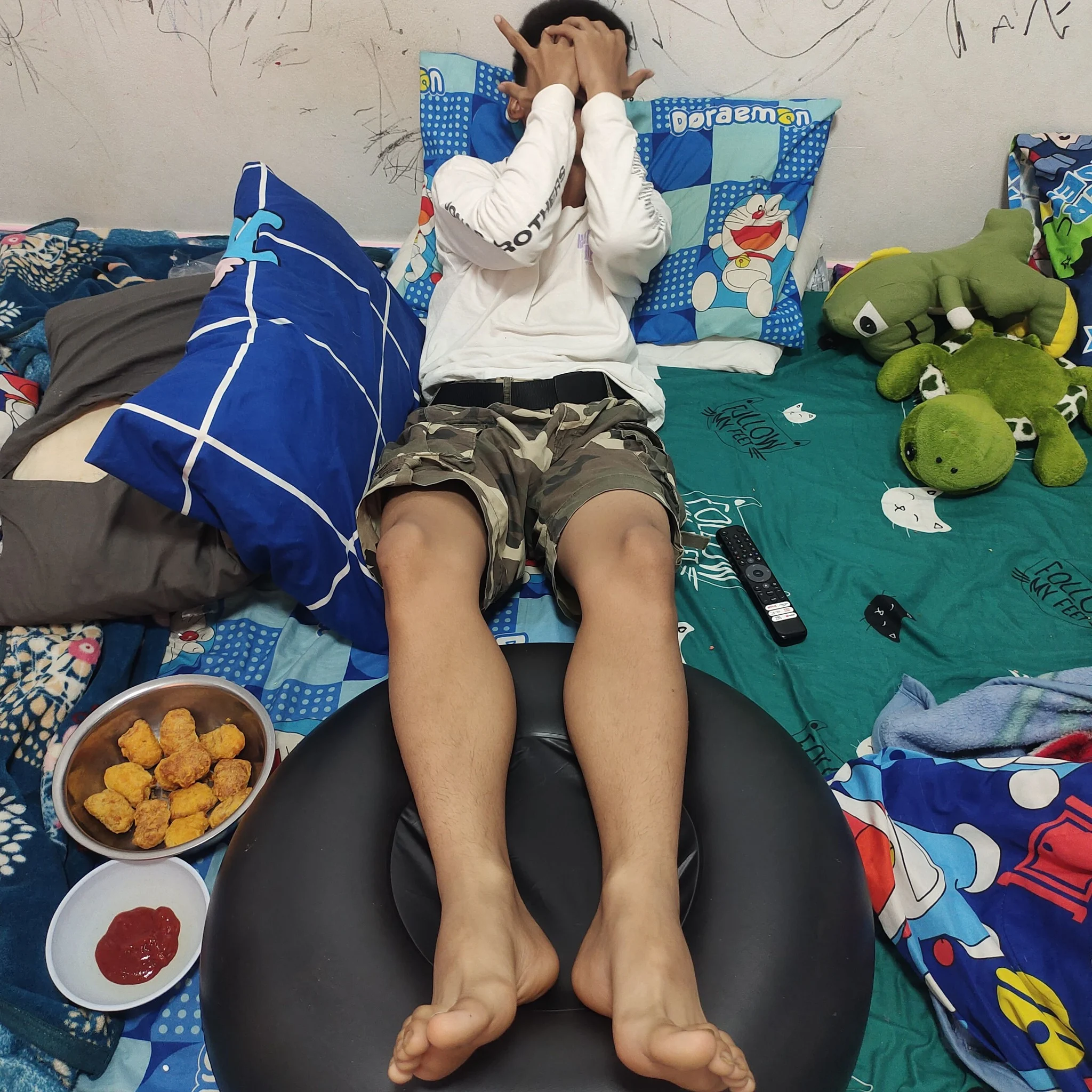 Thai boy does 800 squats (1)