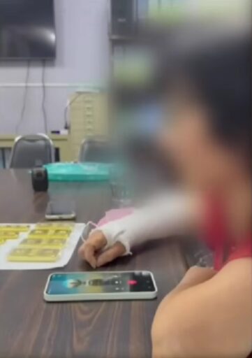 thai granny talking in the phone