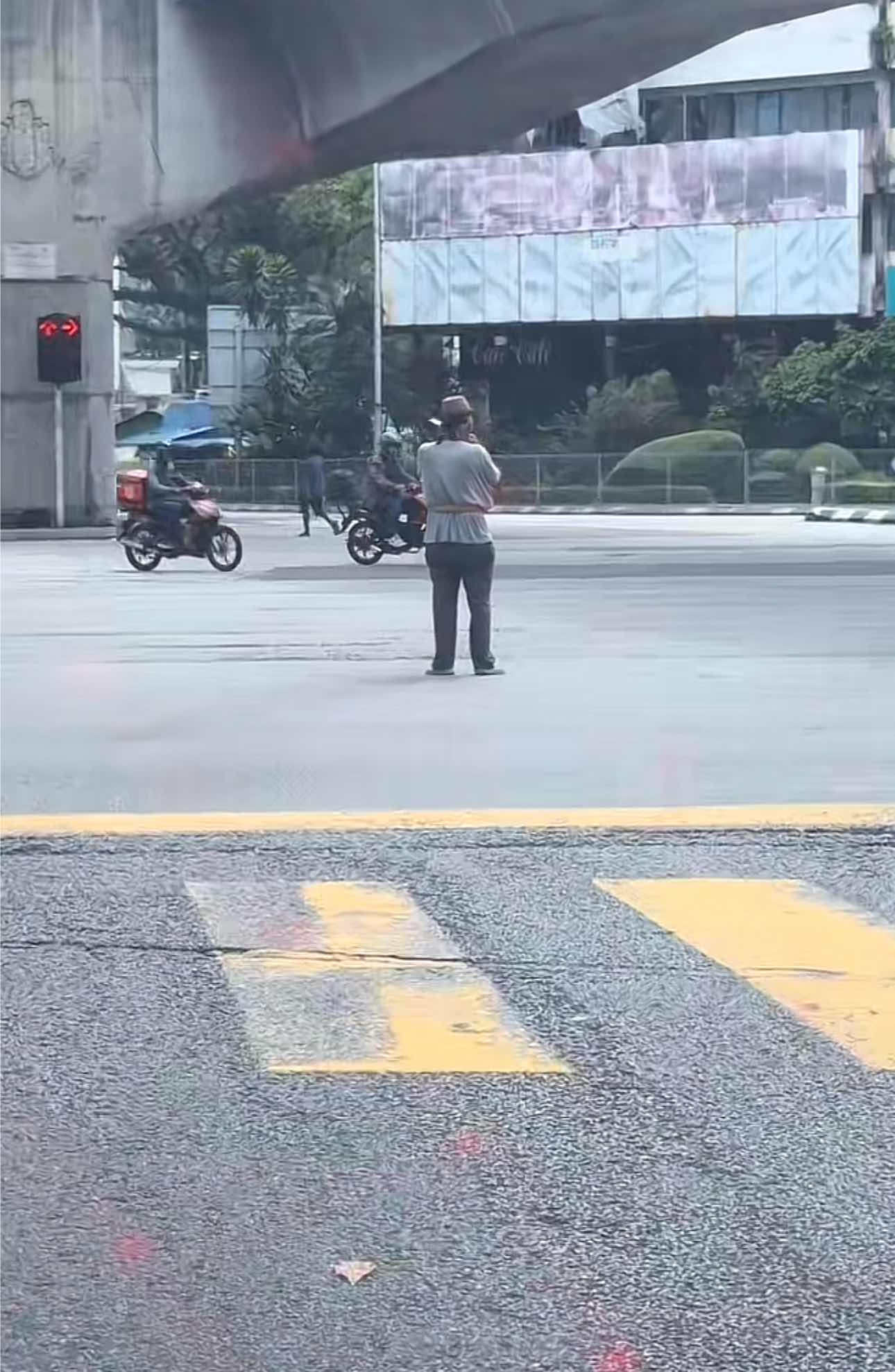 The stranger helping to ease up the traffic