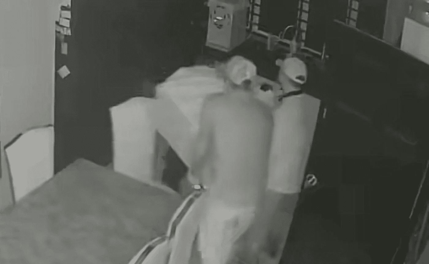 Thieves carrying safe out of house in S'gor