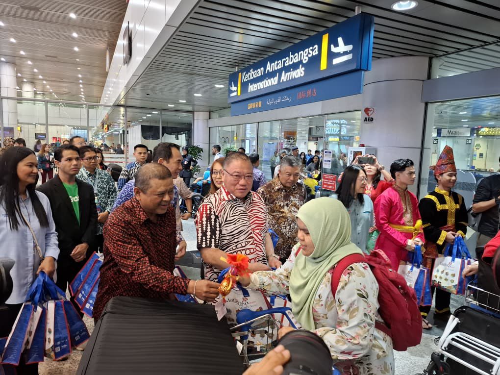 Tiong welcoming visitors to M'sia
