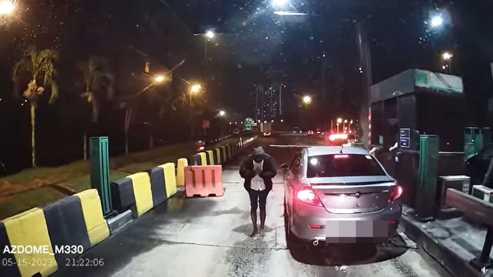 M'sian Man Strikes Prayer Pose While Trying To Hijack Car, Netizens Believe He's Mentally Unwell
