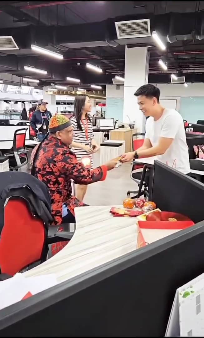tony fernandes giving angpau to his employee