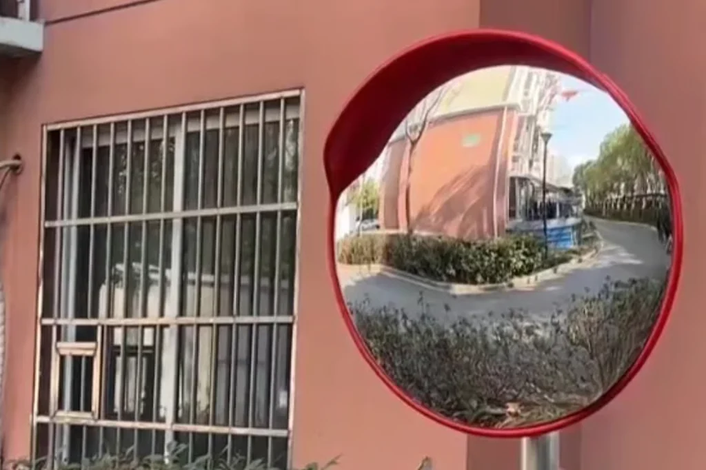 Traffic mirror shifted (2)